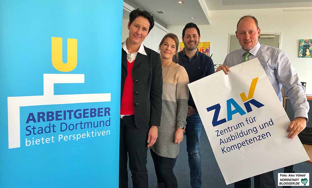 Simone Hülsmann, Carolin Schween und André Jödicke vom Personal- und Organisationsamt stellten mit Stadtrat Christian Uhr das Thema Ausbildung vor. Foto: Alex Völkel