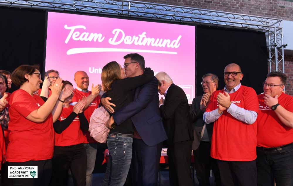 Küsschen von der Ehefrau: Die SPD schickt Thomas Westphal ins Rennen um den OB-Posten. Fotos: Alex Völkel