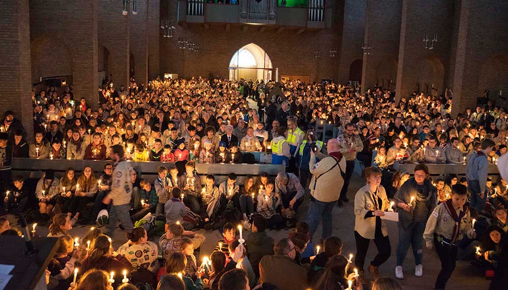 Am 3. Adventssonntag geben Pfadfinder:innen in der St. Joseph-Kirche in Dortmund-Nord das Friedenslicht weiter.