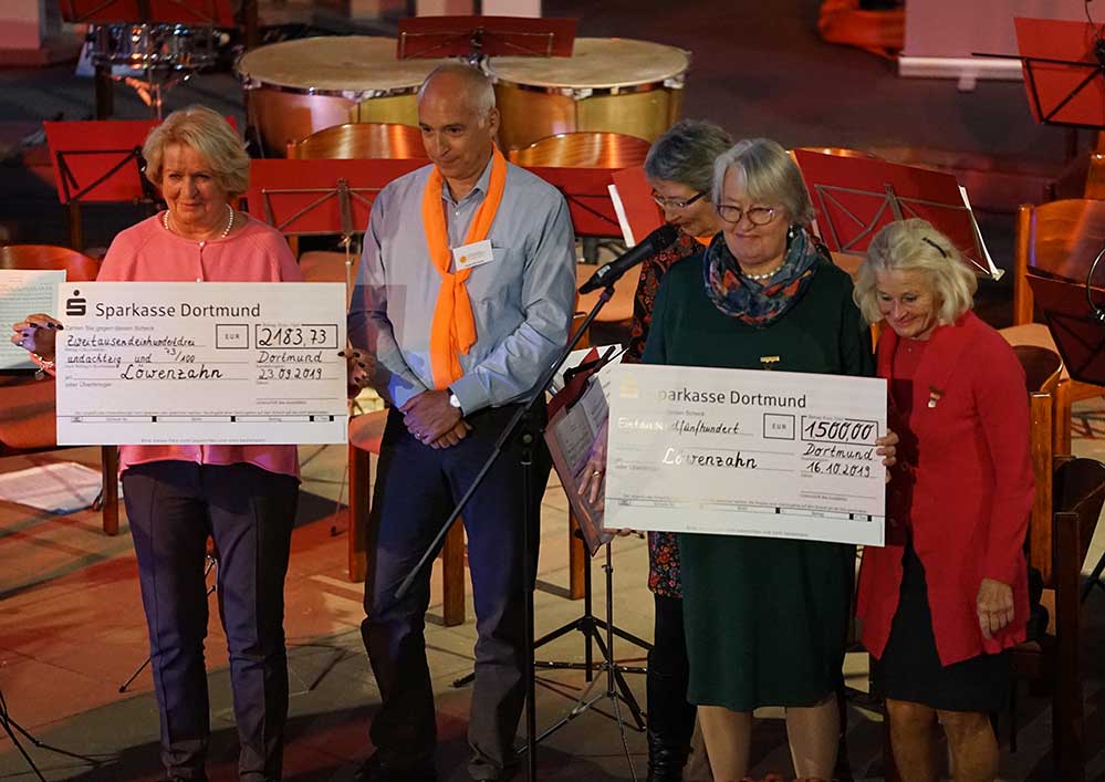 Forum-Dunkelbunt_spenden-inner-wheel-und-frauengolfturnier
