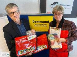 Friedrich Stiller und Jutta Reiter stellten die Notfalltaschen vor, die in allen Stadtbezirken zur Verfügung stehen.