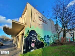 Das umstrittene Graffito am Studio x: „Welcome to the Djungle - Nordstadt“. Foto: Alex Völkel