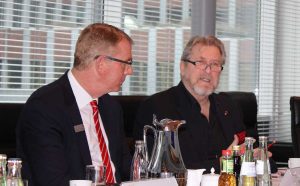 Freuen sich über das hochkarätige Programm: Dirk Schaufelberger (l.) von der Sparkasse Dortmund und Horst Hanke-Lindemann vom Theater Fletch Bizzel. Foto: Claus Stille