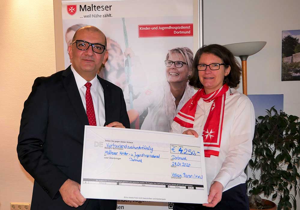 SPD-Dortmund_Volkan-Baran_Scheckuebergabe-Kellnern