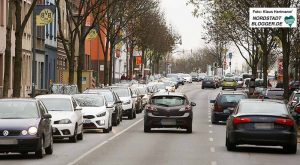 Rückstau am Borsigplatz. Die Messwerte an der Brackeler Straße liegen seit Jahren über den zulässigen Grenzwerten. Trotz eines Lkw-Fahrverbots und Umweltzone hat sich daran kaum etwas geändert. Archivfoto: Klaus Hartmann