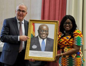 Feierliche Konsulat-Eröffnung: Botschafterin Gina Ama Blay überreicht Klaus Wegener das Portraitbild von Staatspräsident Akufo-Addo.