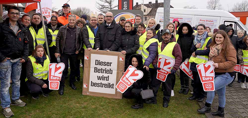 An der zentralen Kundgebung in Dortmund-Kley haben sich über 100 Beschäftigte der Systemgastronomie beteiligt.