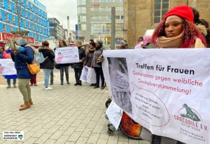 Am Internationalen Tag gegen die Genitalverstümmelung zogen Frauen auf Einladung vom Verein Crocodile von der Reinoldi- zur Petrikirche.