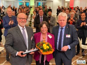 OB Ullrich Sierau dankte Hartmut Anders-Hoepgen und dessen Frau für das ehrenamtliche Engagement. 