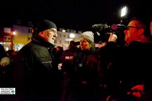 Zahlreichen Medienvertreter*innen stand Hartmut Anders-Hoepgen Rede und Antwort. Oft hat er sich über die Beiträge geärgert. Foto: Alex Völkel