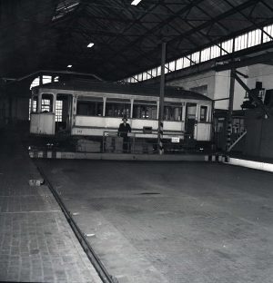 Straßenbahn auf der Schiebebühne in der Hauptwerkstätte, 1954 (Historischer Verein der Dortmunder Stadtwerke)