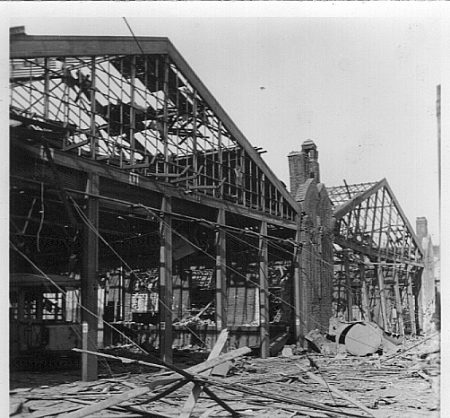 Einfahrten zu den kriegszerstörten Wagenhallen von 1911 (links) und 1908 (rechts) (Historischer Verein der Dortmunder Stadtwerke)