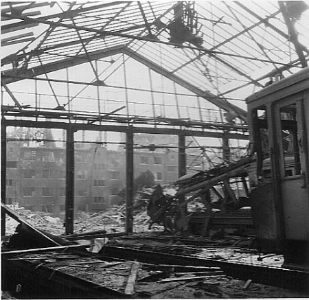 Blick aus einer kriegszerstörten Wagenhalle (Historischer Verein der Dortmunder Stadtwerke)