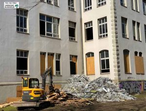 Der Abriss des Altbaus der Anne-Frank-Gesamtschule schreitet voran. Foto: Alex Völkel