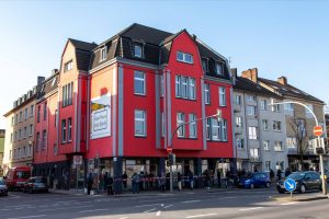 Schlangestehen am Gast-Haus. Hier und am Wichernhaus werden jeden Morgen 300 Lunchpakete an Obdachlose ausgegeben. Foto: GID