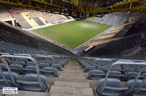 Wegen der Gefahren durch den Coronavirus soll das Derby im Signal-Iduna-Park als Geisterspiel ohne Zuschauer*innen stattfinden. Foto: Alex Völkel