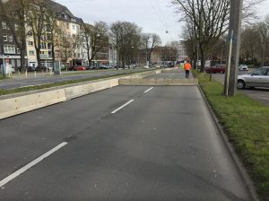 Eine provisorische Sperranlage wurde auf dem Ostwall errichtet, um die Fahrspuren von drei auf eine zu reduzieren. Foto: POL-DO