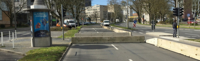 Eine provisorische Sperranlage wurde auf dem Wall errichtet, um die Fahrspuren von drei auf eine zu reduzieren. Foto: POL-DO