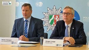 Krimanldirektor Walter Kemper und Polizeipräsident Gregor Lange stellten die Zahlen vor. Foto: Alex Völkel