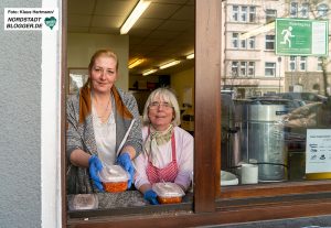 Kana-Suppenküche in Zeiten der Corona-Krise. Katja und Lisa reichen am Fenster Suppe an hunrige Menschen. Die Räumlichkeiten selbst sind geschlossen