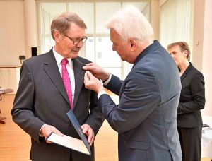 Dr. Bernd Kemper wurde für sein jahrelanges soziales Engagement die Verdienstmedaille verliehen.