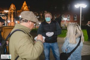 Stefan Wehrmann im Gespräch am Stadtgarten. In den nächsten Wochen wird er mit dem Wärmebus nur noch am U und am Nordmarkt zu treffen sein.