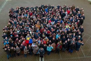 Gruppenbild der Beschäftigten der Werkstätten über den Teichen. Foto: WUET