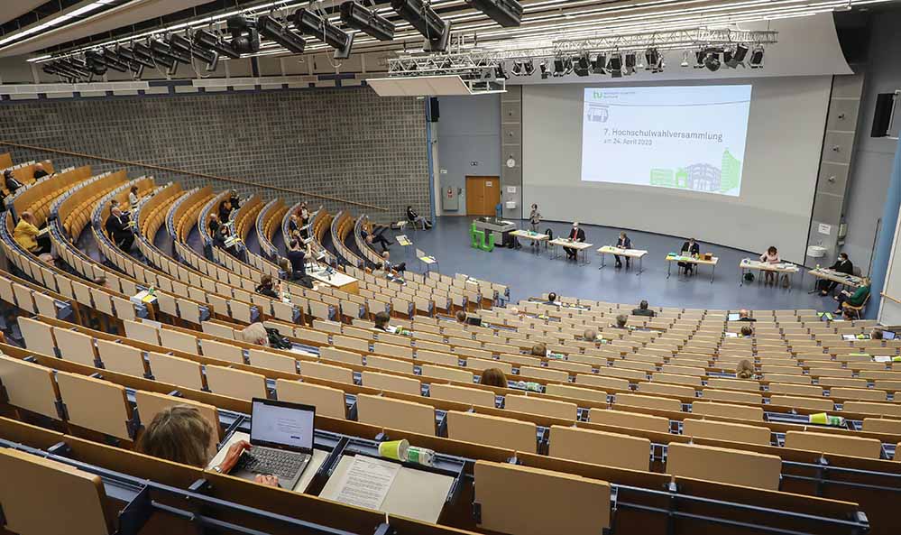 Der größte Hörsaal der Universität war mit 700 Plätzen ausreichend dimensioniert, damit die rund 60 Mitglieder genügend Abstand voneinander halten konnten.