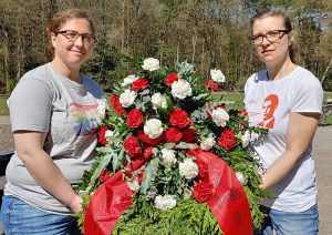 Kranzniederlegung: Links Charlotte Muche, rechts Sophie Niehaus (beide im Vorstand der Falken Dortmund). Foto: Falken