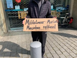 Schild: Menschen retten