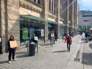 Die Protestierenden achteten an die vorgeschriebenen Mindestabstände.