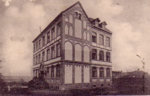 Bild der ehemaligen Mädchen-Mittelschule, Lindenstr. 51a, Ausschnitt aus einer Ansichtskarte gelaufen 1903. In dem Gebäude war in den 1930er Jahren die Israelitische Schule. Foto: Sammlung Klaus Winter