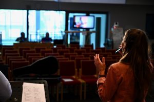 Anders als sonst sind die Reihen an diesem Sonntag leer. Dafür verfolgen viele Zuschauer den Gottesdienst am Fernseher von zu Hause aus.