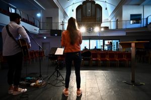 Anders als sonst sind die Reihen an diesem Sonntag leer. Dafür verfolgen viele Zuschauer den Gottesdienst am Fernseher von zu Hause aus. 