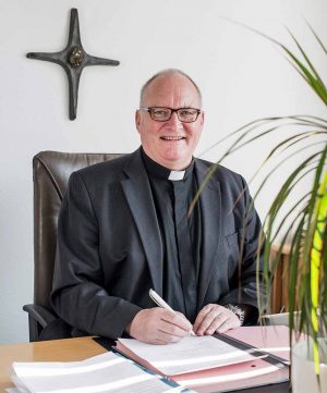 Propst Andreas Coersmeier kündigt öffentliche Gottesdienste zum 10. Mai an. Foto: Katholische Stadtkirche