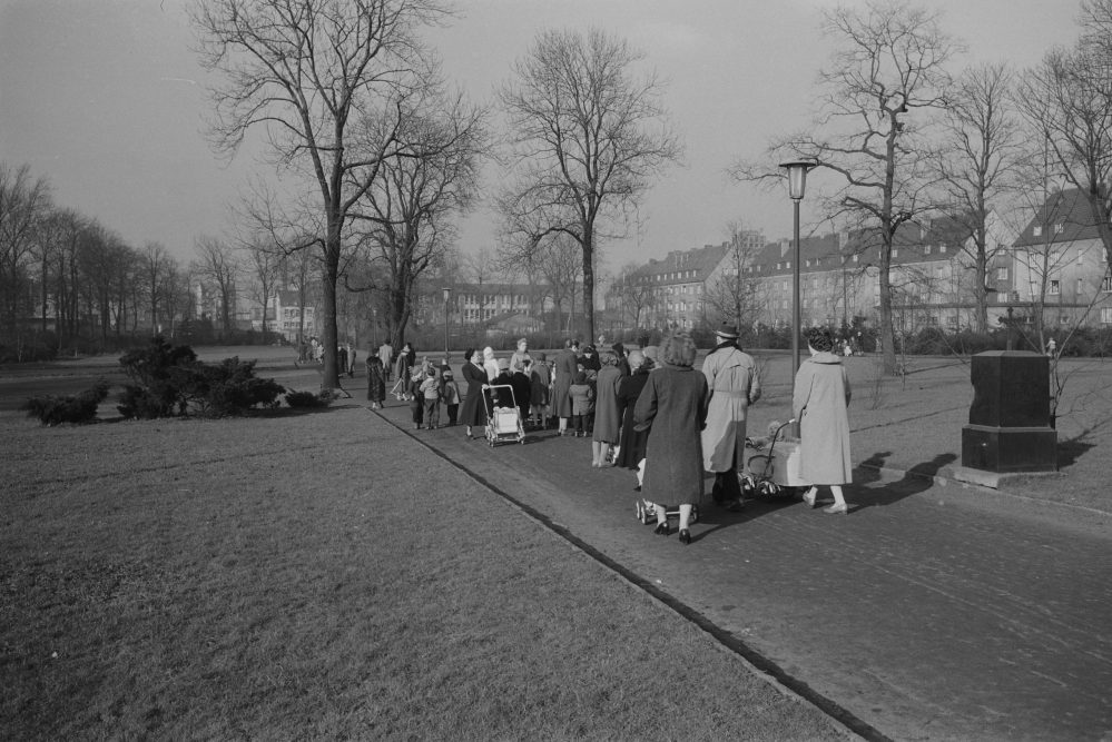 Spaziergänger*innen im Westpark, 1957 (Stadtarchiv Dortmund)