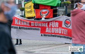 Demonstration von Grenzenlos Solidarisch auf dem Friedensplatz gegen Verschwörungsideologien.