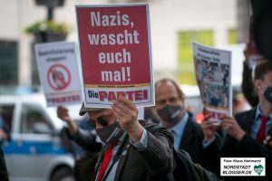 Demonstration von Grenzenlos Solidarisch auf dem Friedensplatz gegen Verschwörungsideologien.