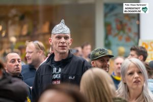 Demonstration gegen die Pandemie-Maßnahmen, Hansastraße. Ein bunte Mischung aus unterschiedlichen Personen samt Dortmunder Neonazis versammelten sich auf der Hansastraße in Höhe des Hansaplatzes um gegen die Beschränkungen des öffentlichen Lebens in Pandemiezeiten zu protestieren.