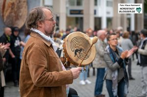 Demonstration gegen die Pandemie-Maßnahmen, Hansastraße. Ein bunte Mischung aus unterschiedlichen Personen samt Dortmunder Neonazis versammelten sich auf der Hansastraße in Höhe des Hansaplatzes um gegen die Beschränkungen des öffentlichen Lebens in Pandemiezeiten zu protestieren.