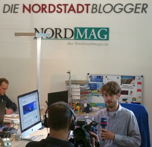 Fotograf Leopold Achilles im Interview mit dem WDR-Reporter Christof Voigt.