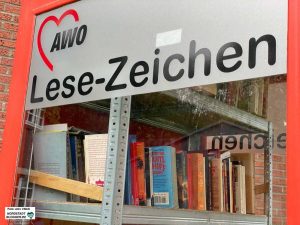 „AWO-Lesezeichen“ heißt der öffentliche Bücherschrank, der vor dem Eugen-Krautscheid-Haus steht. Foto: Alex Völkel