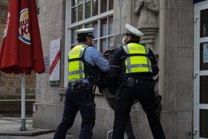 Nachdem die Versammlungsteilnehmer*innen nicht Folge leisteten, griff die Polizei durch. Foto: David Peters