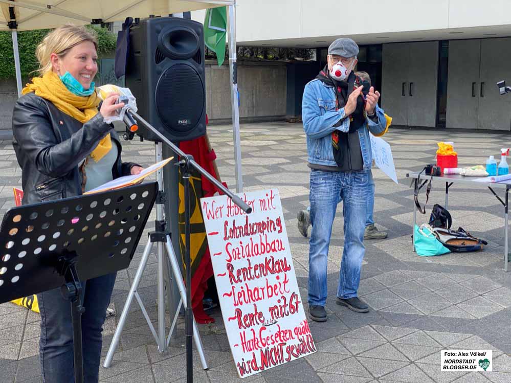 Sarah Rissmann von der Koordinierungsgruppe des Internationalistischen Bündnis und Gerd Pfisterer.