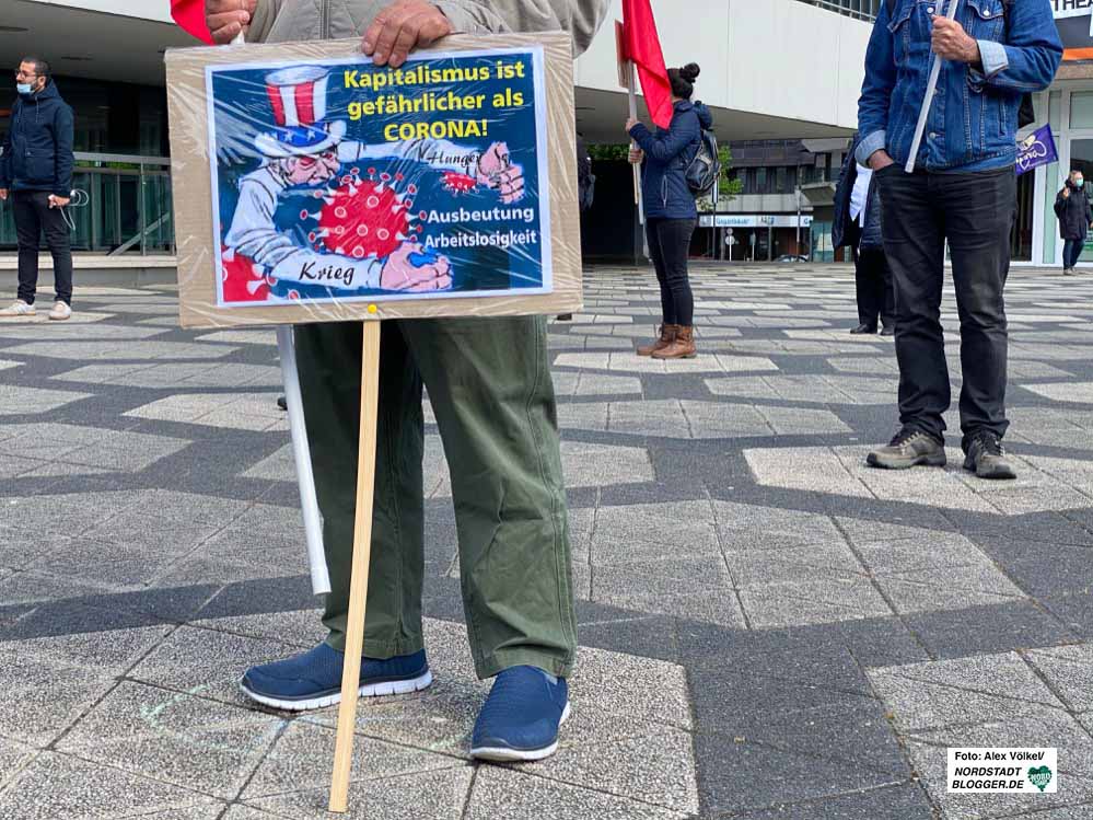 Die Botschaft ist klar: „Kapitalismus ist gefährlicher als Corona“. Foto: Alex Völkel