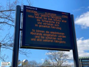 In Bussen und Bahnen - aber auch an den Haltestellen - gilt die Maskenpflicht. Foto: Alex Völkel