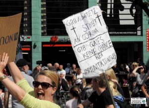 Eine ungute Melange von Kritiker*innen der Corona-Maßnahmen, Impfgegner*innen und Verschwörungstheoretiker*innen versammelte sich auf dem Alten Markt. Unter sie mischten sich Neonazis. Foto: Alex Völkel