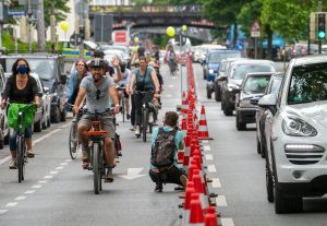 Ein temporärer Radfahrstreifen - eine „PopUp-Lane“ - gab es auf dem Heiligen Weg. Fotos: Klaus Hartmann