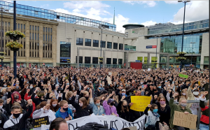 5000 Menschen zeigten auf dem Hansaplatz ihre Solidarität. Dies machte einen Mindestabstand zwar schwierig, aber die Maskenpflicht wurde eingehalten. Foto: Mariana Bittermann