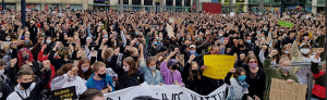 5000 Menschen zeigten auf dem Hansaplatz ihre Solidarität. Dies machte einen Mindestabstand zwar schwierig, aber die Maskenpflicht wurde eingehalten. Foto: Mariana Bittermann